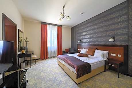 Family Suite (2 Adults + 2 Children)