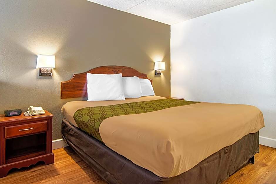 Econo Lodge Inn & Suites