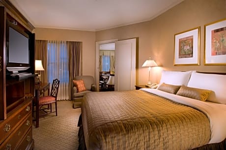 Executive Suite Queen Room