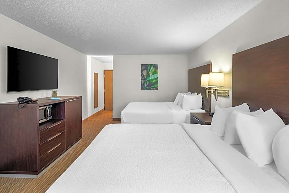EverSpring Inn & Suites