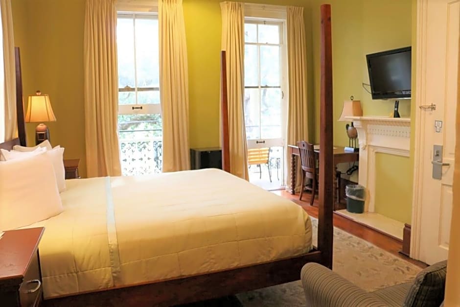 Prytania Oaks Hotel