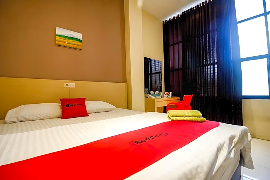 RedDoorz near Pasar Tarapung Siring Banjarmasin
