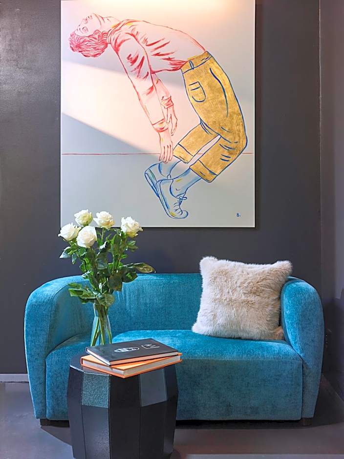 The ICON Hotel & Lounge