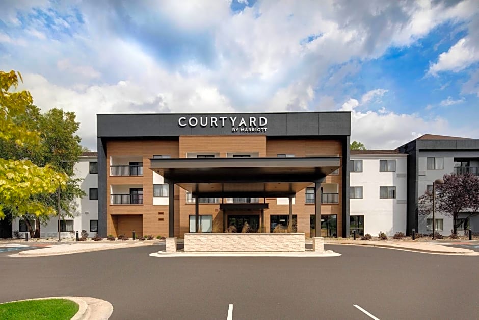 Courtyard by Marriott Grand Rapids Airport