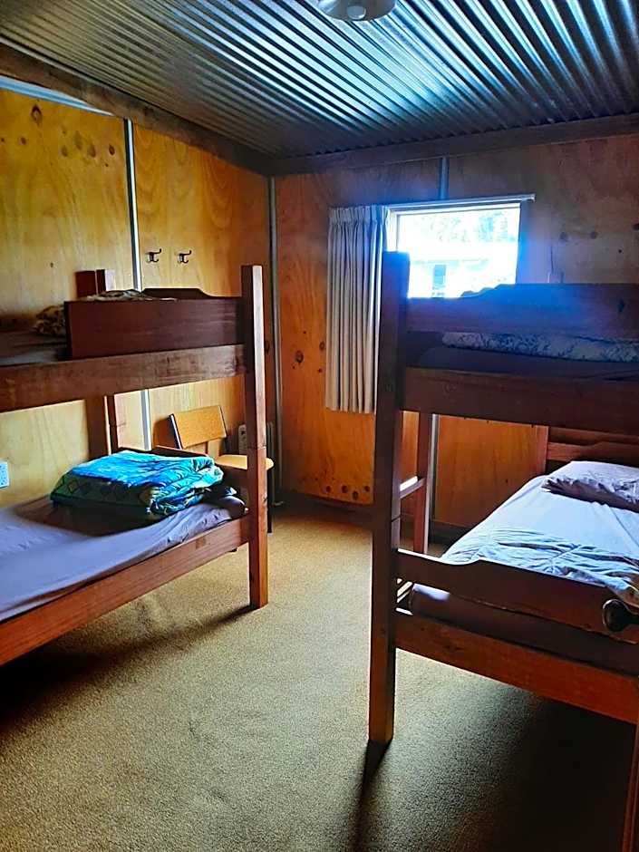 The Crossing Lodge & Backpackers