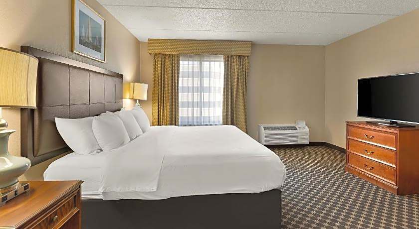 Hotel RL Cleveland Airport West