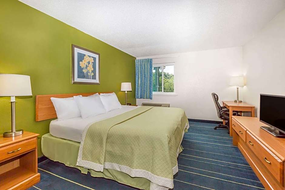 Days Inn & Suites by Wyndham Bridgeport - Clarksburg