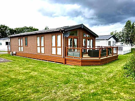Luxury lodge Southview with pond view and decking ideal for couples