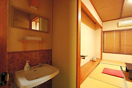 Economy Japanese-Style Twin Room with Shared Bathroom