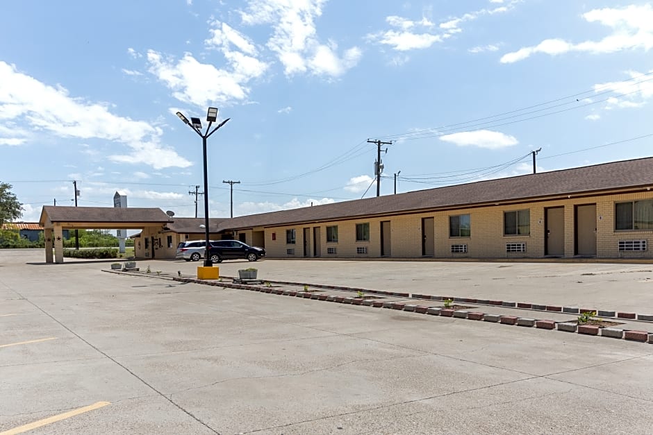 Freer Executive Inn & Studios by OYO