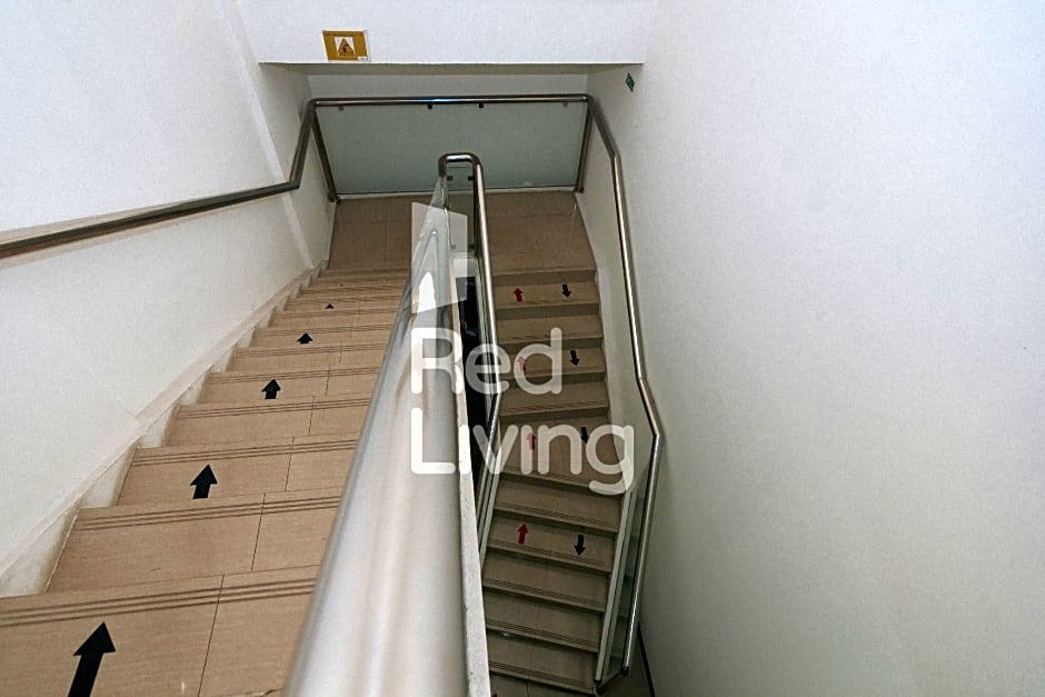 RedLiving Apartemen Gunung Putri Square TOP Room