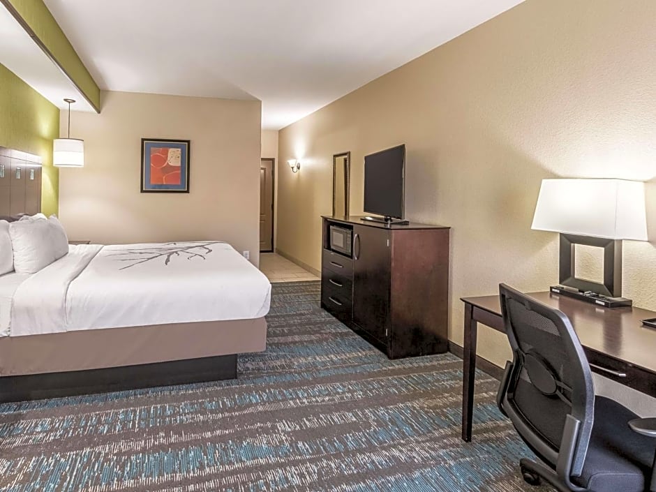 La Quinta Inn & Suites by Wyndham Dallas Grand Prairie South