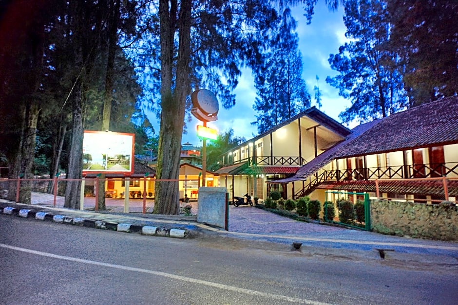 Pandu Lakeside Hotel Tuktuk