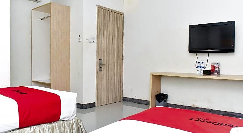 RedDoorz Plus near Sultan Hasanuddin Airport