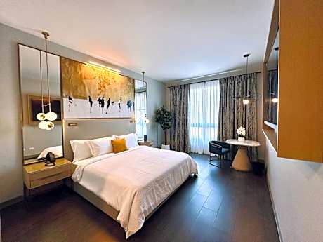 King Room with Roll-In Shower - Disability Access