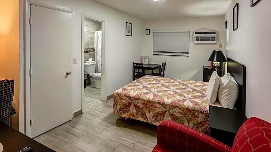 Richard's Motel Courtyard