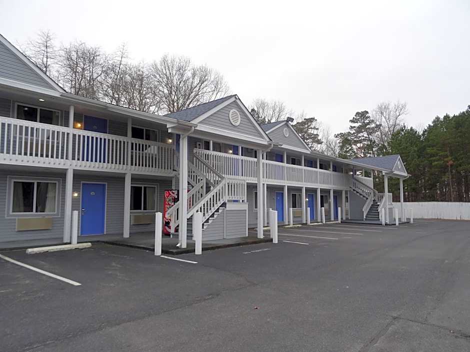Village Inn & Suites - Smithville