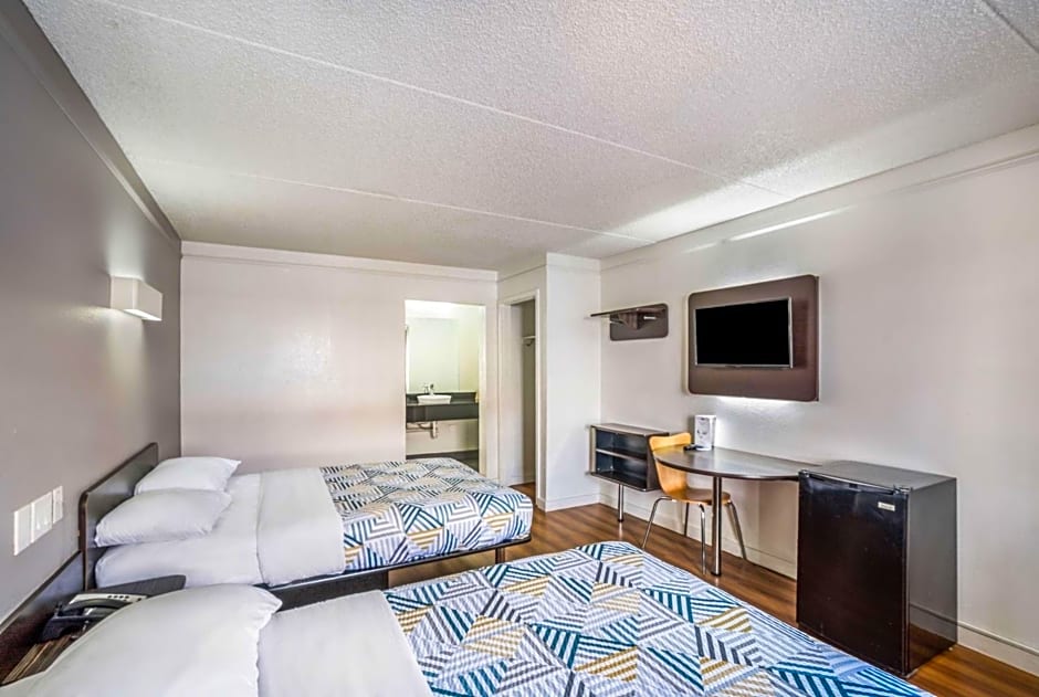 Motel 6 Dallas Market Center