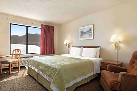 1 Queen Bed Deluxe Room Non Smoking