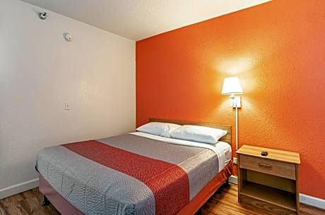 Queen Room - Disability Access - Non-Smoking