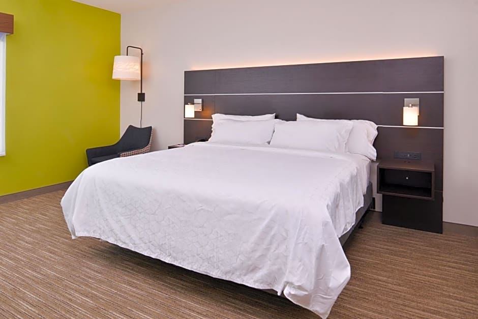 Holiday Inn Express & Suites - Mall of America - MSP Airport