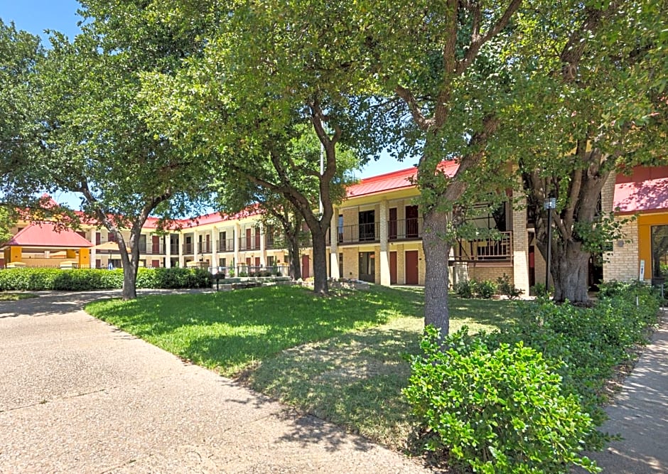 Red Roof PLUS+ Dallas - Addison