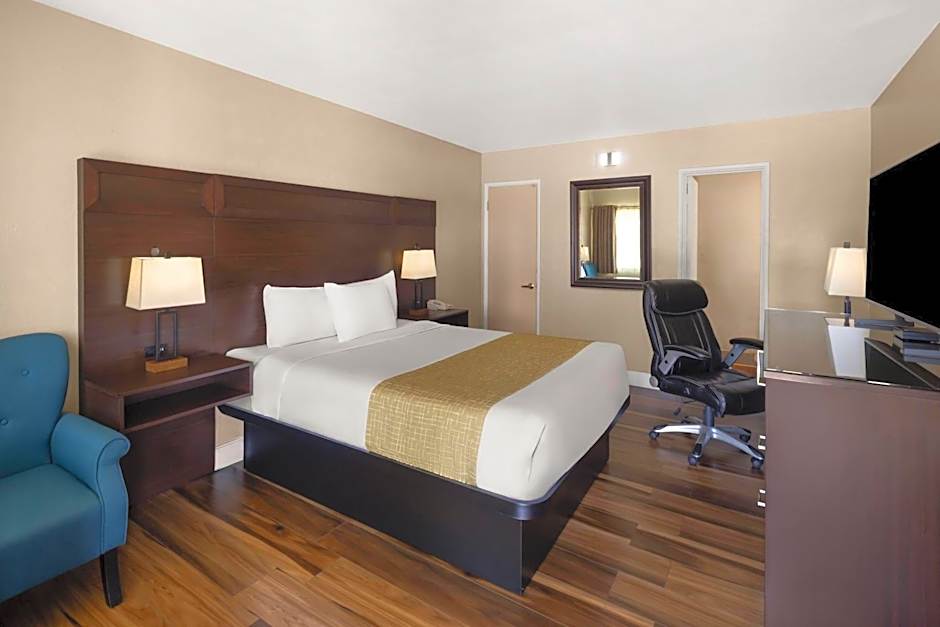 Travelodge by Wyndham Everett City Center