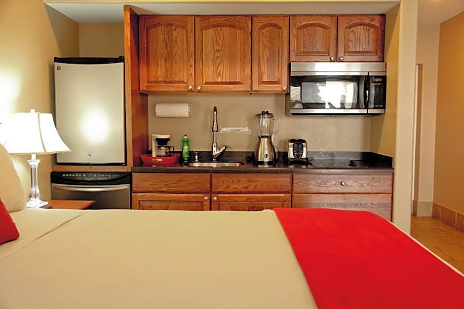 Lake Grassy Inn & Suites