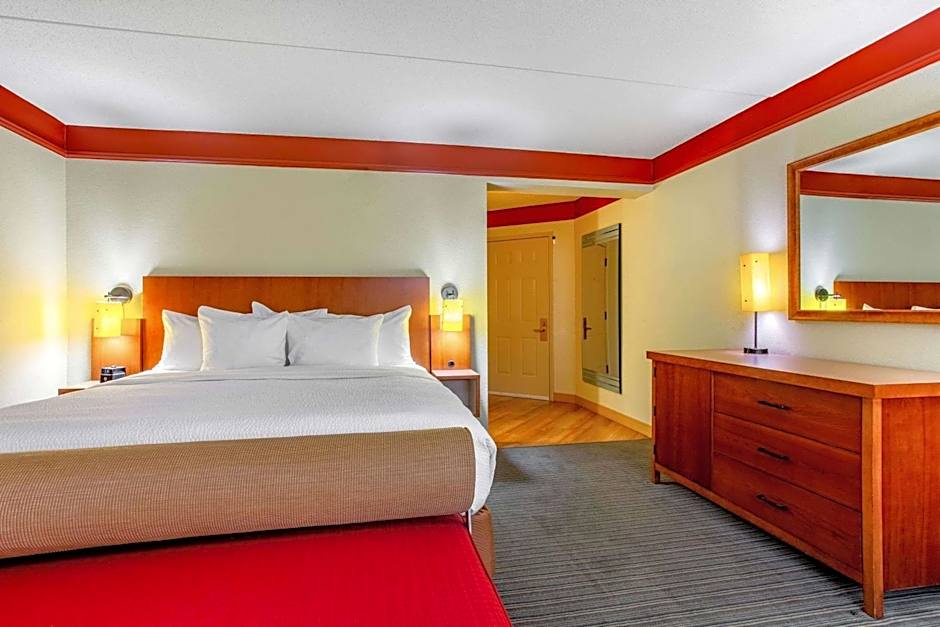 La Quinta Inn & Suites by Wyndham Raleigh Crabtree