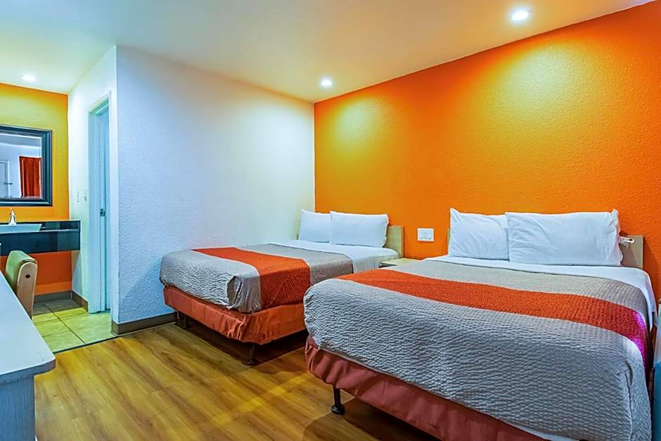 Motel 6-Bakersfield, CA - Airport