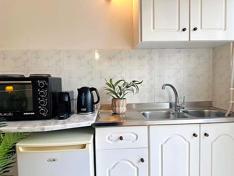 Royal Jelly Suites - Renovated Suites with Pool Just 5 Minutes walk from the Beach By Villa Mana Gers