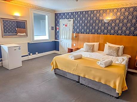 Double or Twin-Deluxe-Ensuite with Bath-Harbour View