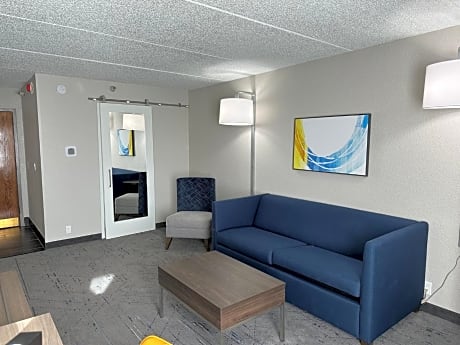 Queen Suite with Mobility Accessible Tub - Non-Smoking