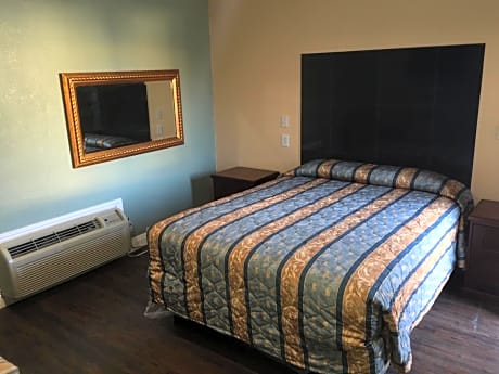 Deluxe Queen Room with Bathroom
