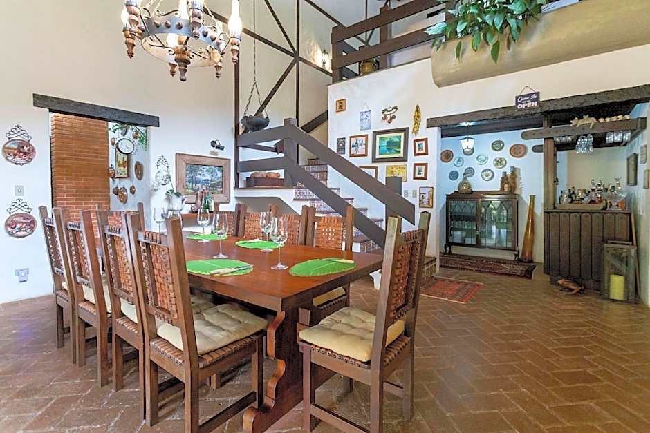 Sítio com piscina, área arborizada e lazer