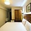 8 Rooms Hotel