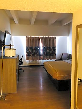 1 King Bed, Nonsmoking, Accessible
