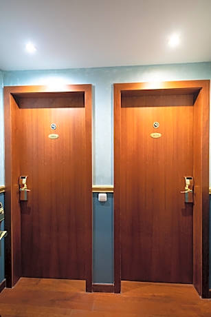 Superior Family Room - Connected Rooms
