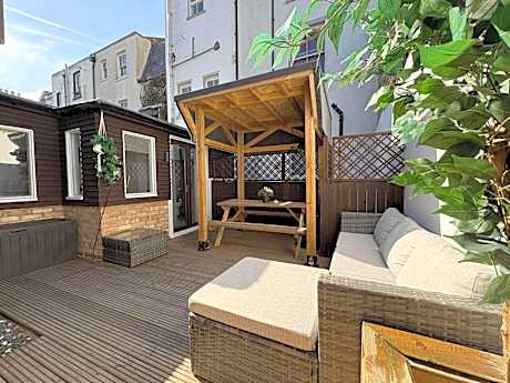 Coastal Comfort Seaside Cabin with Spacious Garden
