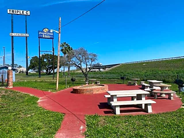 THE COUNTRY CORNER INN
