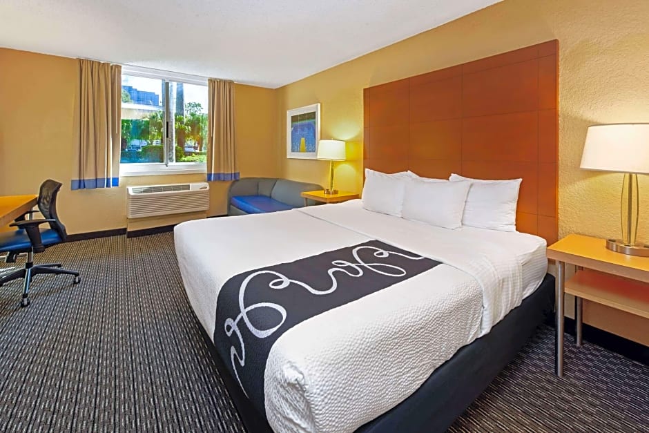 Photo 1 of 2 of Deluxe 1 King Bed