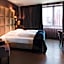 Roomers Frankfurt Central, Autograph Collection