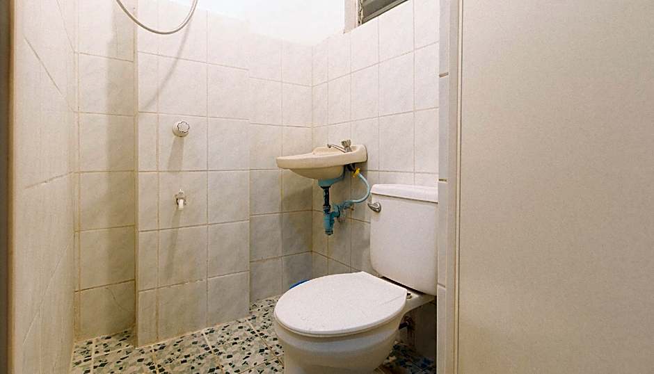 RedDoorz @ La Maria Pension and Tourist Inn