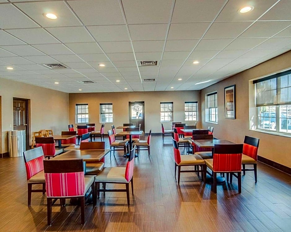 Comfort Inn & Suites Raphine - Lexington near I-81 and I-64
