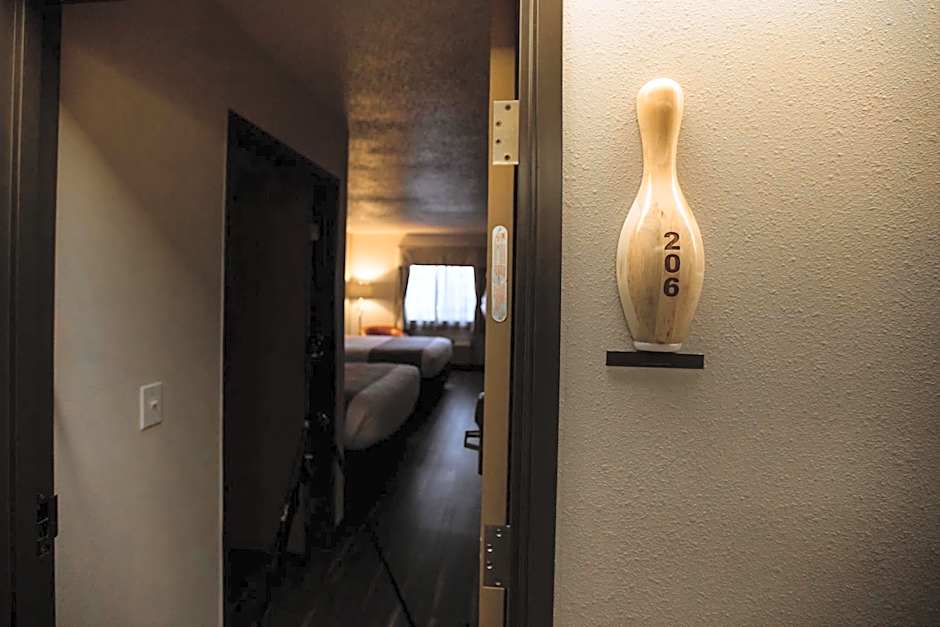 Ten Pin Inn & Suites
