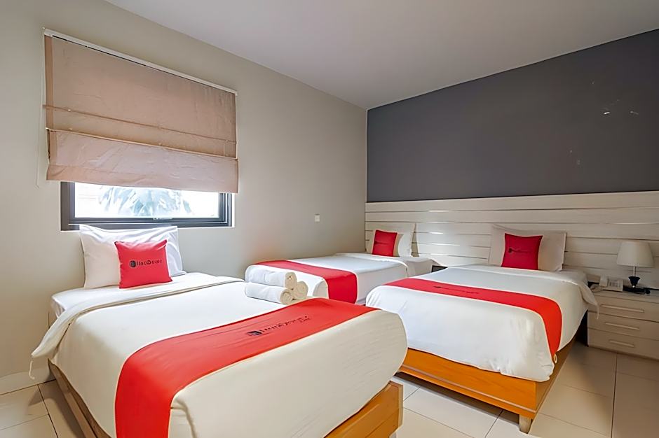 RedDoorz Plus near Asia Afrika 3