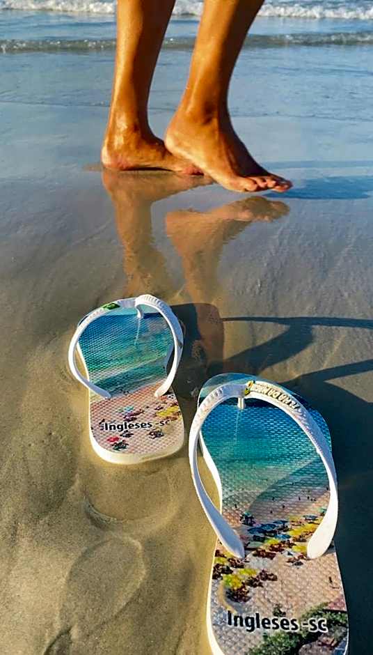 Passos da praia c/ piscina apto iluminado e novo