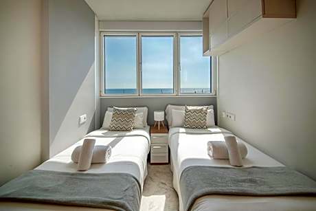 Three-Bedroom Apartment (5-6 Adults) with sea view