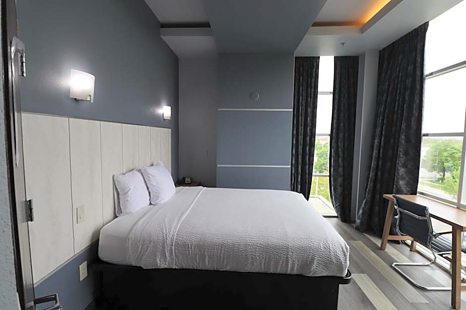 Days Inn & Suites by Wyndham Milwaukee