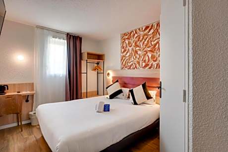 1 Queen Bed Non-Smoking Standard Room Courtesy Tray